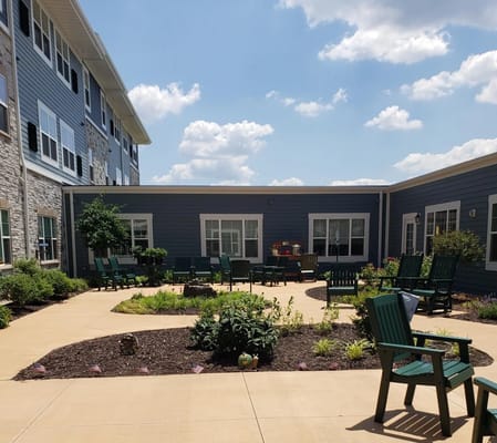 Outdoor garden area with seating at Clarendale of St. Peters