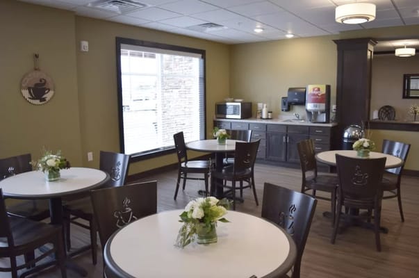 Bright dining area with tables and flowers