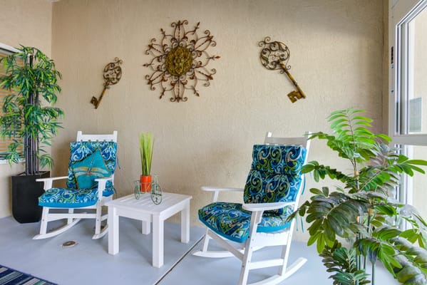 Seating area with rocking chairs and decorative elements