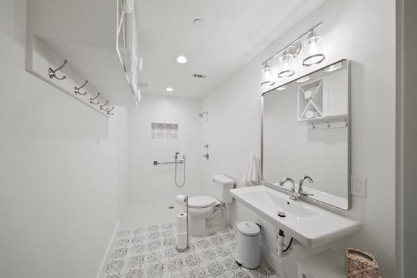 Interior bathroom with modern fixtures and lighting