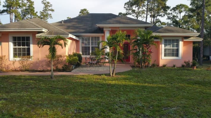 Exterior view of Palms Royale Assisted Living Facility