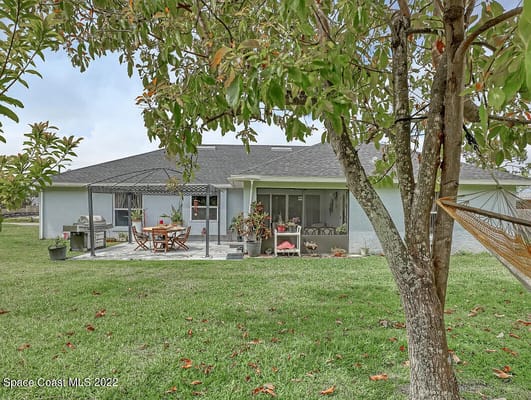 Cozy backyard with a gazebo and patio furniture at Shangri-la At Lockmar.