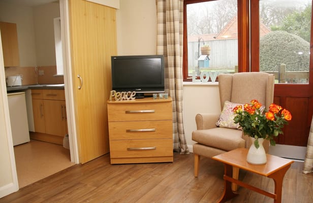 Cozy, well-furnished living space with flowers