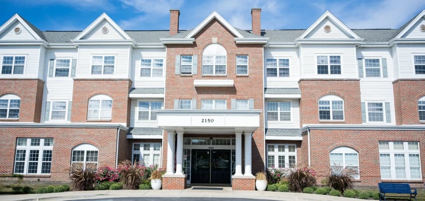 Exterior view of Eden Vista Hoffman Estates building