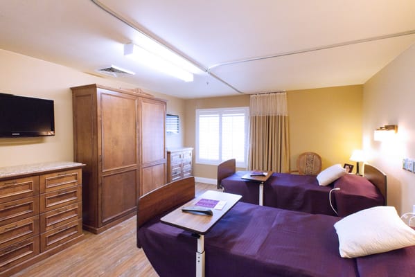 Well-furnished private resident room with two beds