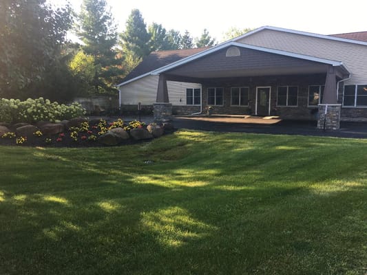 Exterior view of Courtyard Manor of Fenton with landscaping