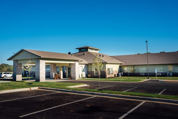 Exterior view of Sycamore Springs Senior Living with parking area
