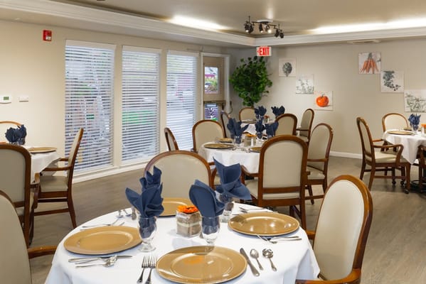 Elegant dining setup with blue napkins and flower centerpiece