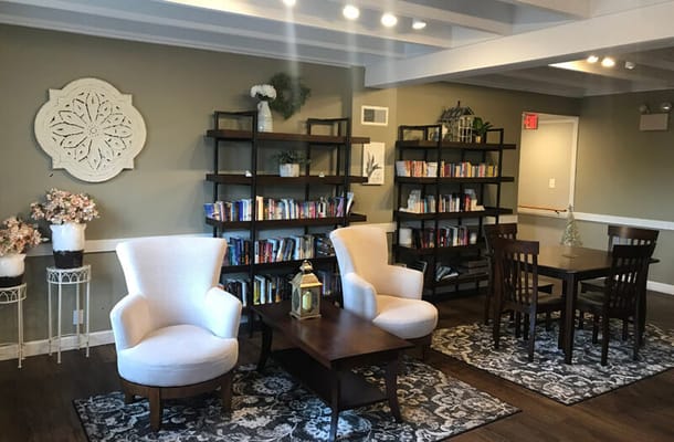 Cozy common area with bookshelves and seating