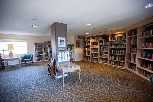 Cozy common area with bookshelves and seating