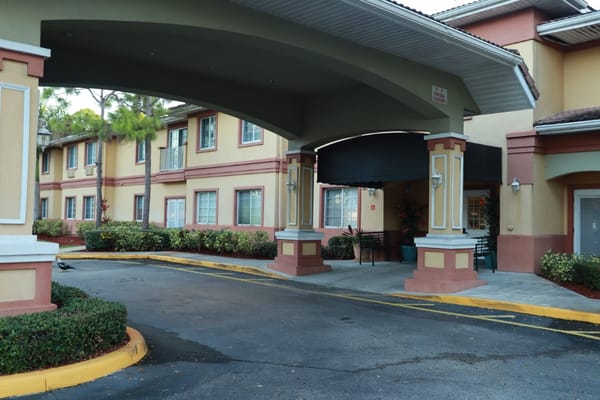 Entrance of Wickshire Tamarac nursing home