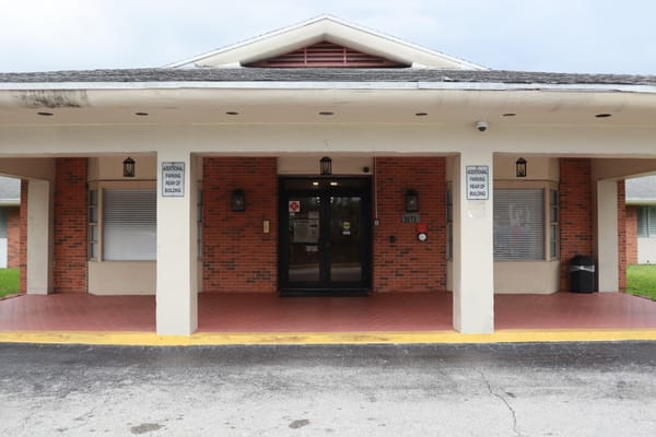 Front entrance of Wilton Manors Health and Rehabilitation Center