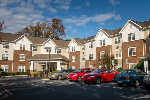 Exterior view of The Gables at Druid Hills with parking