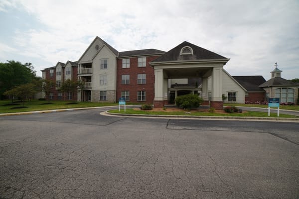 Exterior view of Bridgeway Pointe from the driveway