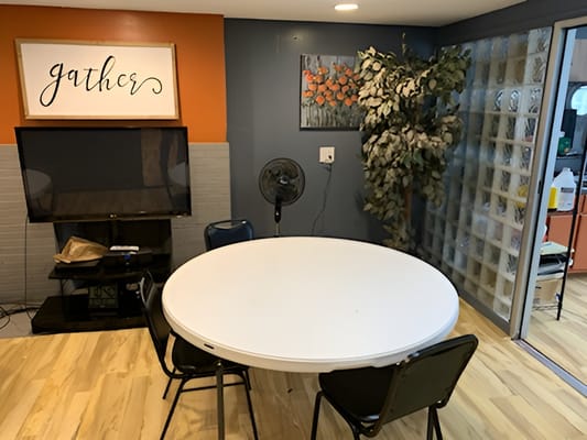 Common area with a round table and a TV.
