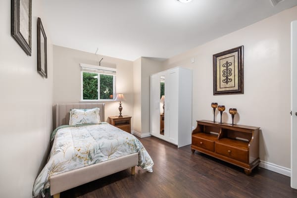 Cozy private resident room with a single bed