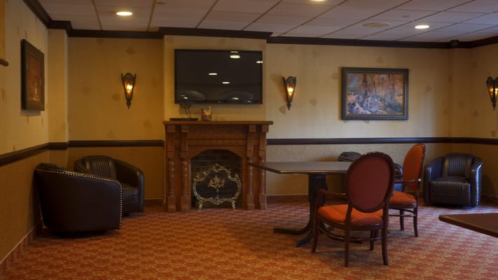 Cozy lounge with seating and wall decor in Salem Hills Rehabilitation