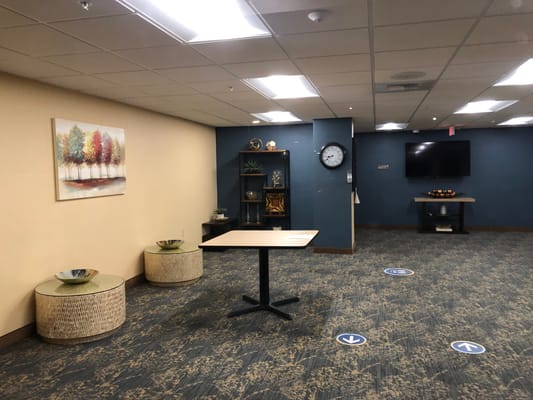 Interior view of the common area with tables and decor.