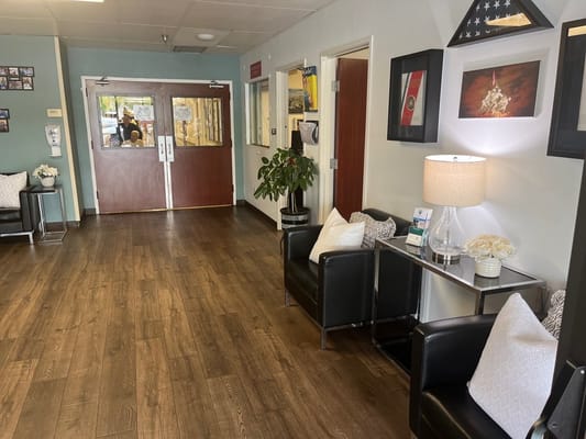 Interior view of the entryway with seating and decorative features