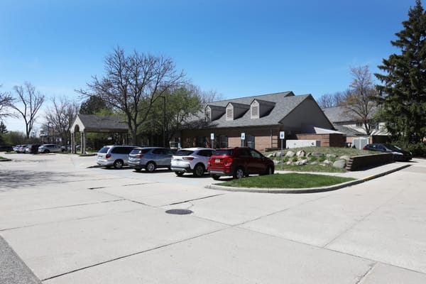 Exterior view of Oakmont Livonia Senior Community