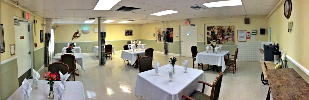 Bright dining area with tables and flowers