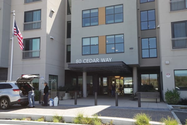 Entrance of Ivy Park at Milpitas with residents arriving