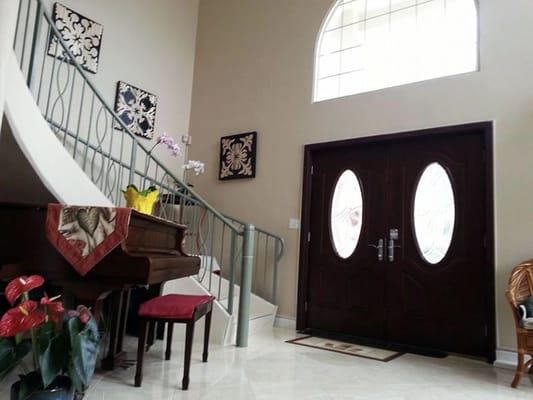 Interior view of a welcoming entrance with a piano