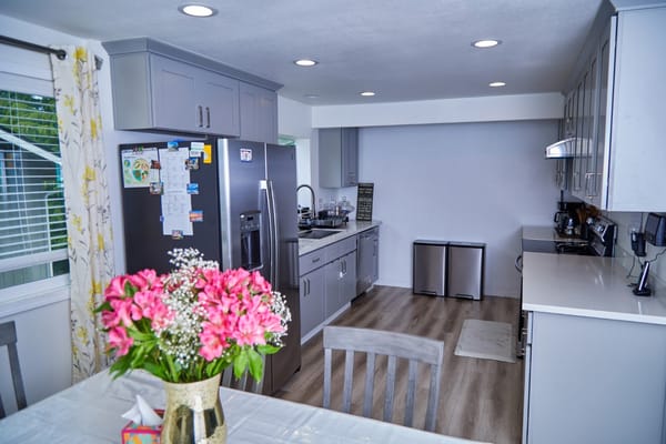 Modern kitchen with a dining table and flowers