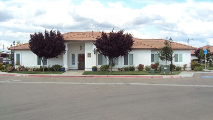 Exterior view of Oak Park Senior Villas facility