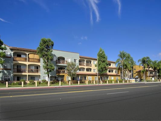 Exterior view of Huntington Breeze assisted living facility