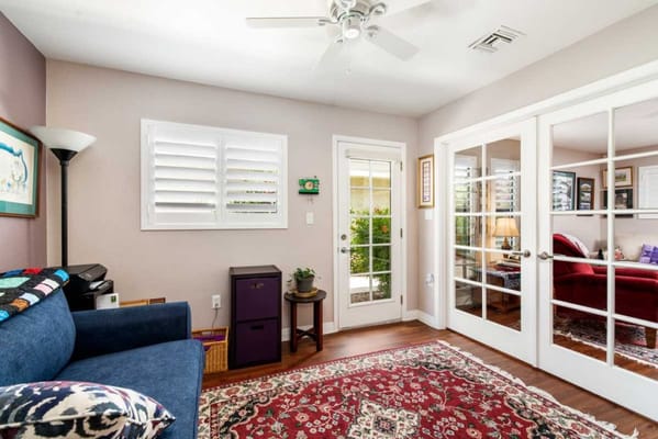Cozy interior space with a view of a garden