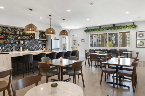 Modern dining area with tables and a kitchenette in Amberlin Arrowhead