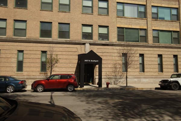 Exterior view of The Vistas of Lincoln Park building