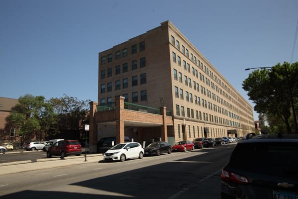 Exterior view of The Vistas of Lincoln Park building