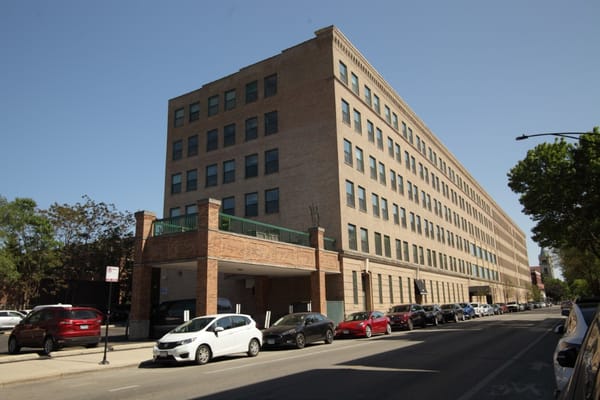 Exterior view of The Vistas of Lincoln Park building