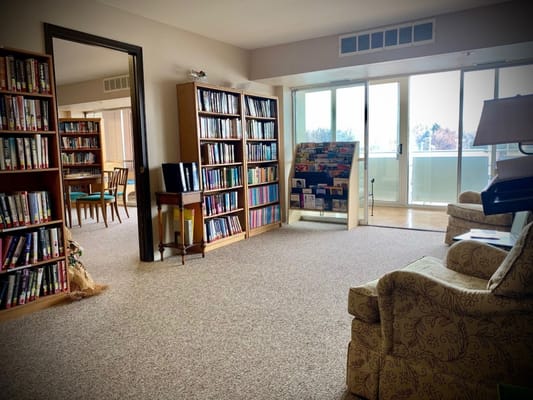 Interior view of a library lounge with bookshelves and seating area