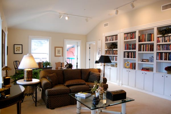 Cozy common area with bookshelves and seating
