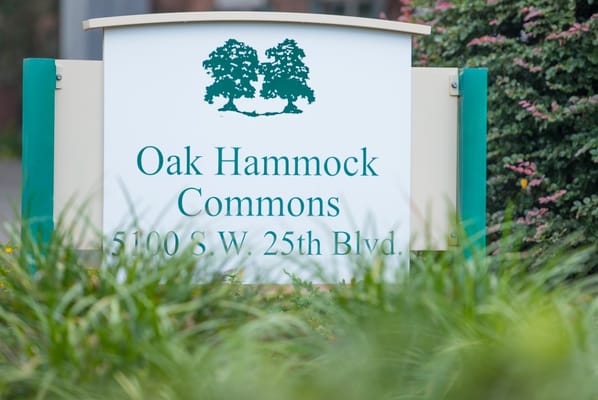 Sign for Oak Hammock Commons with greenery