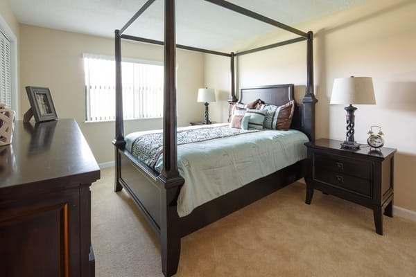 Cozy bedroom with a four-poster bed and bedside lamps