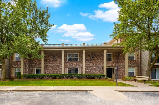 Front view of Cambridge Square Apartments with landscaped area