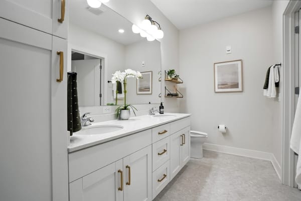 Bright and modern bathroom with elegant decor