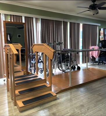 Wooden therapy stairs and parallel bar in the therapy area