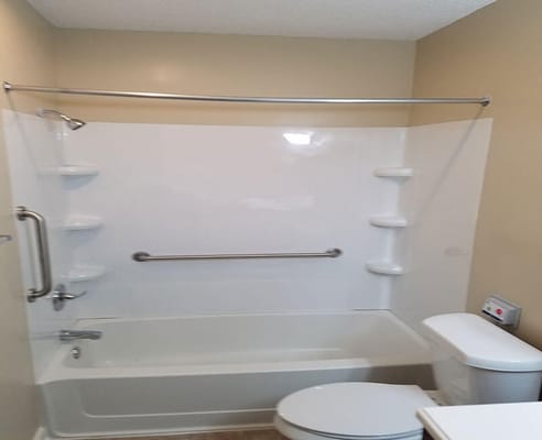 Clean bathroom equipped with a shower and toilet