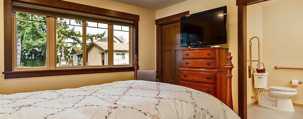 Cozy private room with a view of the outdoors