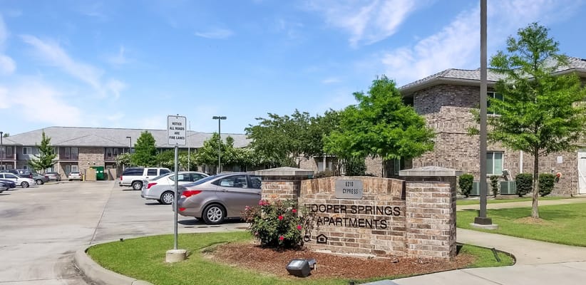 Exterior view of Hooper Springs Apartments