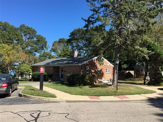 Front view of Castle Hill reception area surrounded by trees