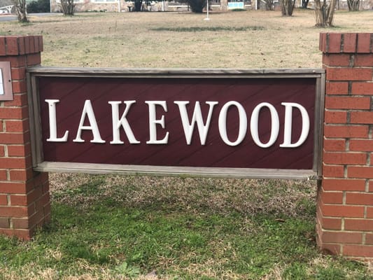 Sign of Lakewood Therapy and Living Center with greenery in the background