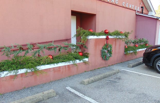 Exterior of Murfreesboro Rehab and Nursing decorated for the holidays