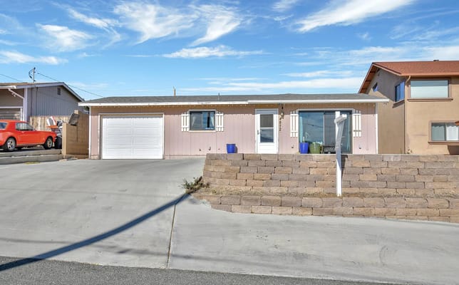 Front view of the American Heritage Senior living facility