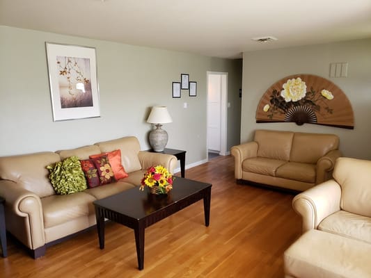 A cozy living room with leather sofas, a coffee table, and decorative elements.